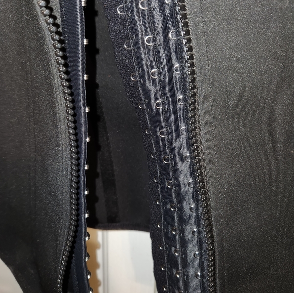 Black neoprene bustier with triple row of hooks as a size selector. GOTH TOP - Picture 6 of 6